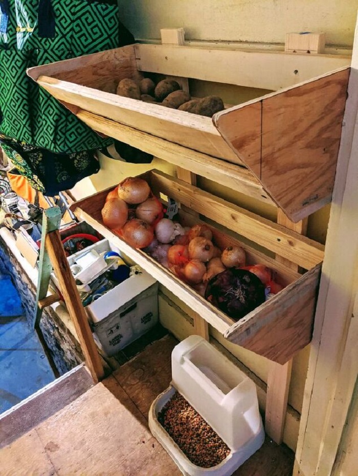 Муж сделал в подвале бункеры для хранения лука и картофеля: удобно и практично