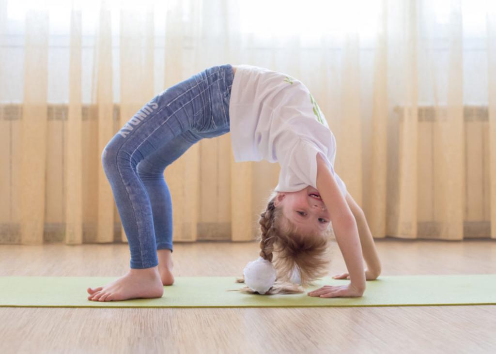 Укрепляет спину, развивает суставы: эксперты о пользе модной йоги для детей