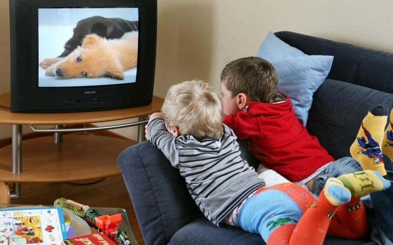 Можно ли в спальне ребенка ставить телевизор: мнение эксперта