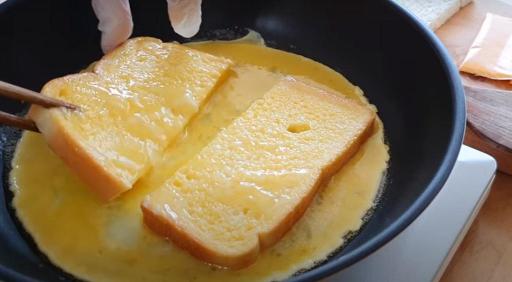 Чтобы приготовить нежный тост на завтрак, мне не нужно никакое спецоборудование: достаточно одной сковородки, куска хлеба и яиц