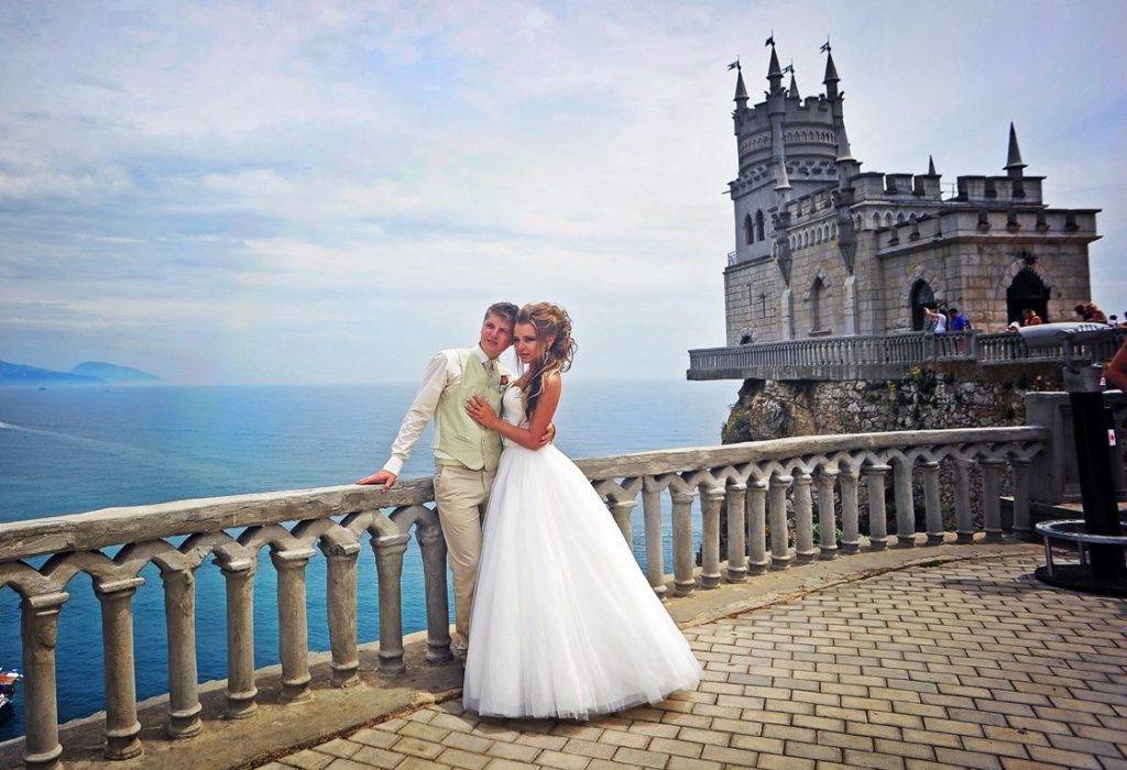 Давай ялта. Свадьба в Крыму Ласточкино гнездо. Свадьба в Ласточкином гнезде. Ласточкино гнездо Владивосток. Свадебная фотосессия в Ялте.