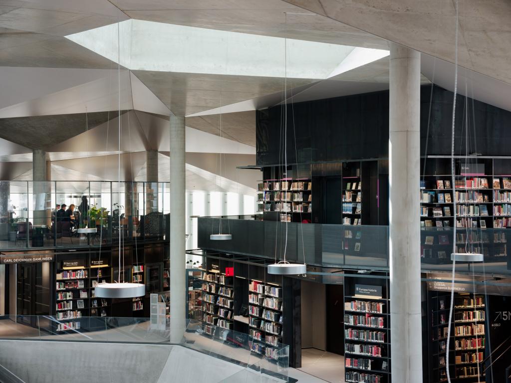 Норвежские архитекторы потрудились над центральной библиотекой Осло. Она уже открылась: как этот шедевр выглядит внутри
