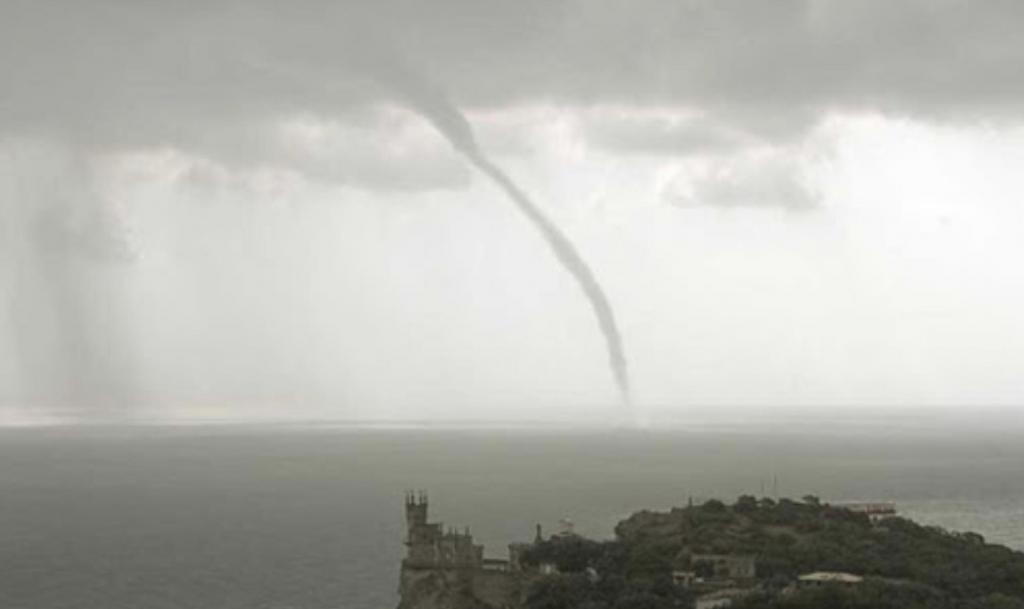 Торнадо на курорте   в разных районах Крыма начался «сезон смерчей» (видео)