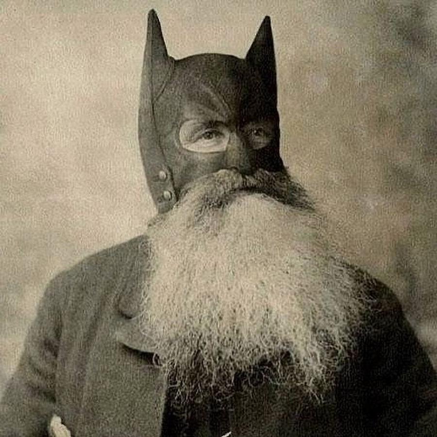 Реальным Бэтменом был англичанин из Суффолка по имени Билл Смит. Его помощника звали Робин