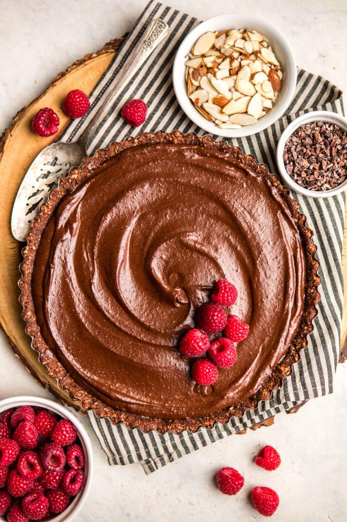 Идеальный десерт для лета: шоколадно малиновый тарт без выпечки (веганский, без глютена)