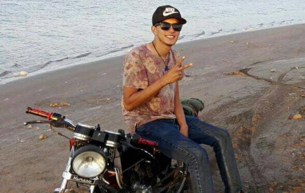22 летний парень на своем мотоцикле бесплатно подвозит девушек, поздно возвращающихся с работы домой
