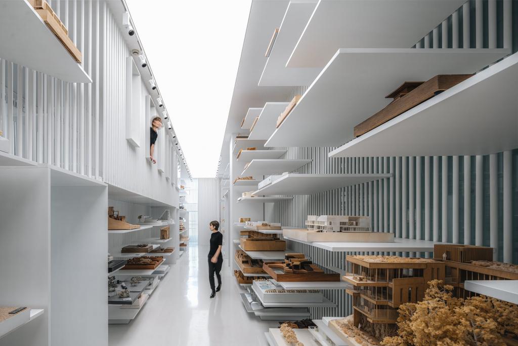 В Шанхае работает музей, где собраны работы всех известных современных китайских архитекторов: помимо экспозиции в нем есть 5653 стальных трубы