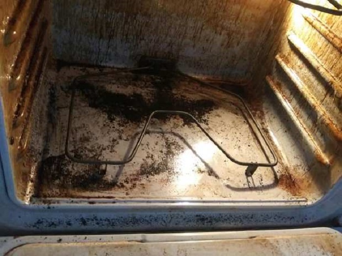 Женщина почистила грязную духовку, не используя ни одного чистящего средства: лайфхак