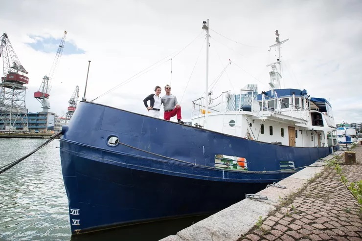 Муж с женой купили лодку, но не для дальних плаваний: они в ней живут (фото)