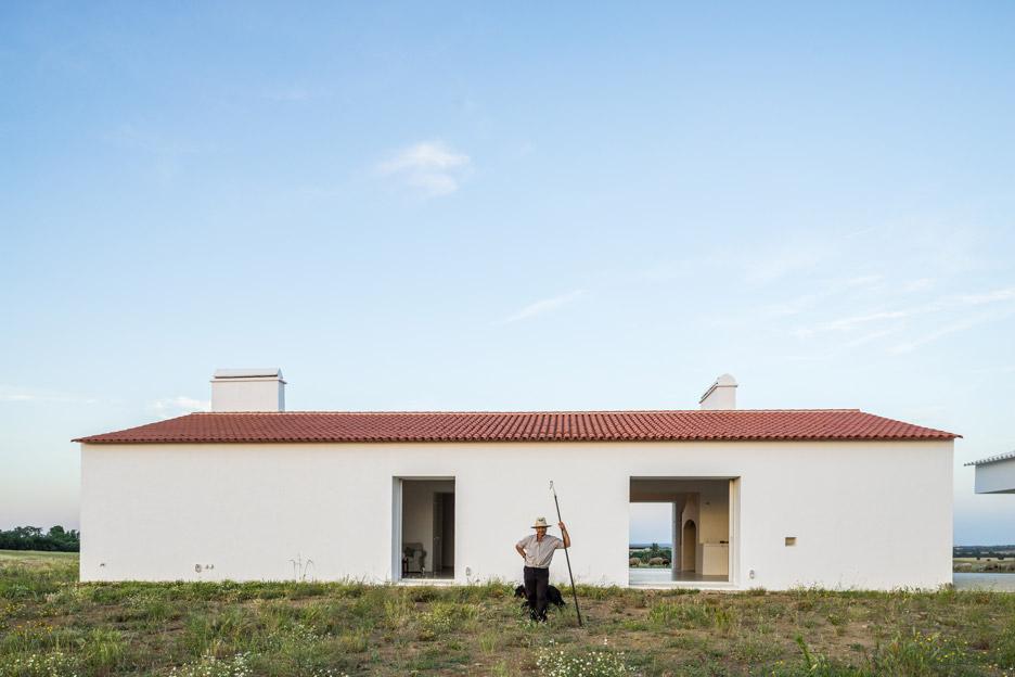 Два дома   один в Испании, другой в Португалии. Объединяющий их минимализм и белый фасад доказывают   для счастья много не надо