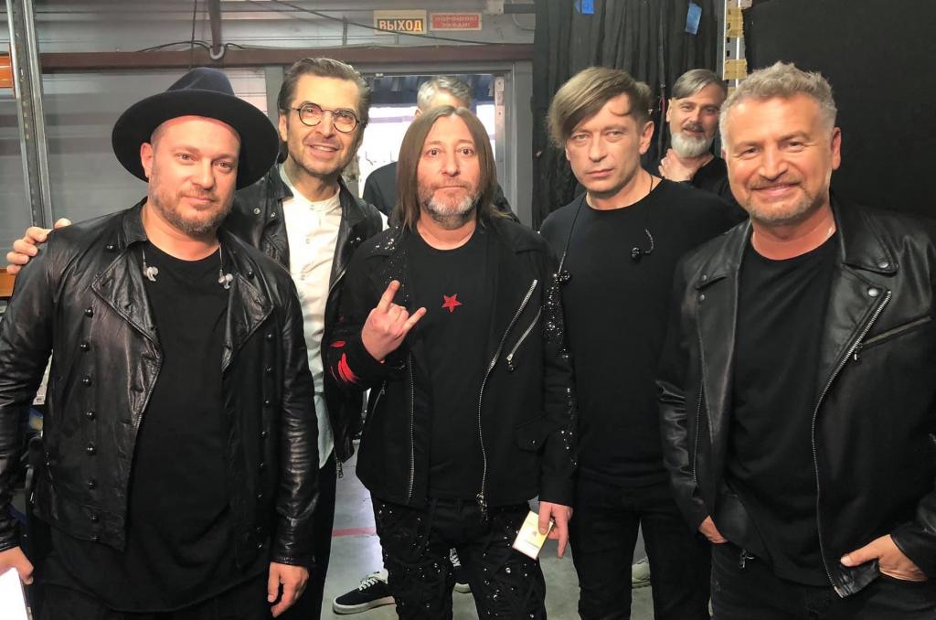 Российская группа  Куртки Кобейна , в которую входят музыканты из  Би 2 ,  Браво  и Nirvana, а также Леонид Агутин, дала первый концерт