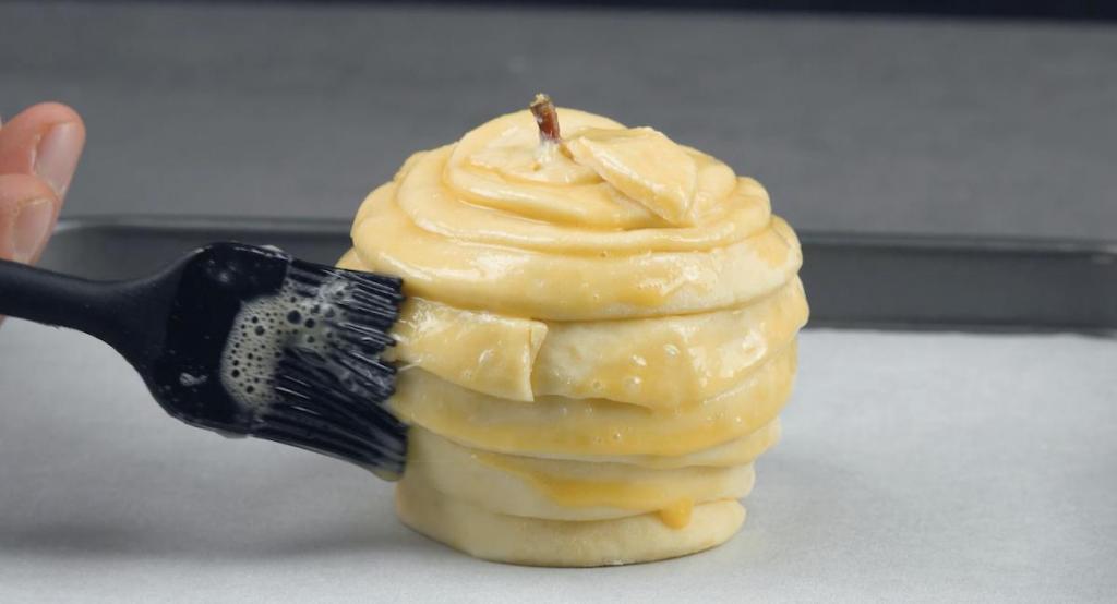 В яблоки кладу орешки и печенье, а в банан    Нутеллу : рецепт вкусного десерта, завернутого в слоеное тесто