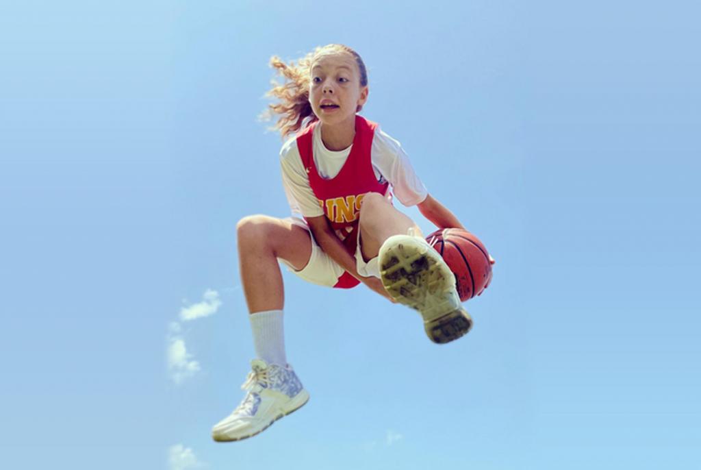 Будущая звезда баскетбола: 12 летняя девочка показывает трюки с мячом (видео)