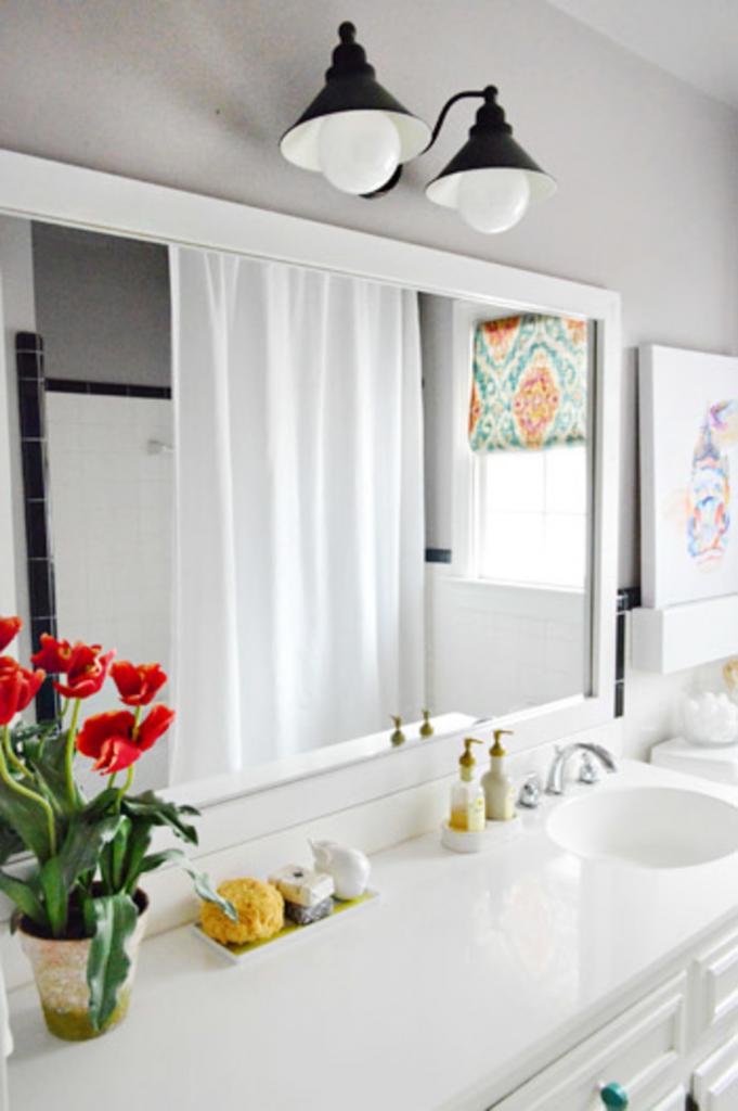 Нашли для ванной большое удобное зеркало, но оно было без рамы: муж сделал ее самостоятельно