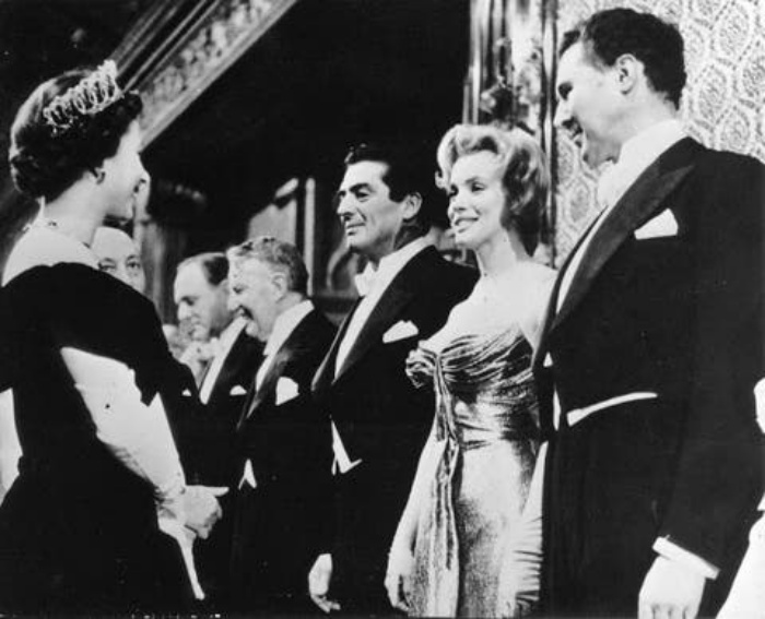 За годы своего правления Елизавета Вторая общалась со многими знаменитостями: фото с Мэрилин Монро и другими звездами