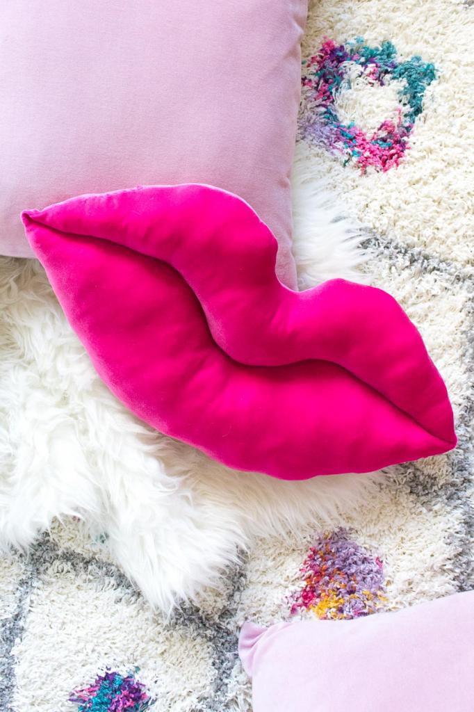 Люблю милые акценты в интерьере, поэтому сшила сама необычную бархатную подушку губы: фото