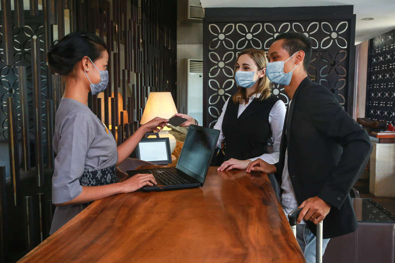 Носить маску, пользоваться  бесконтактным обслуживанием номеров  и другие советы посетителям отелей во время путешествий