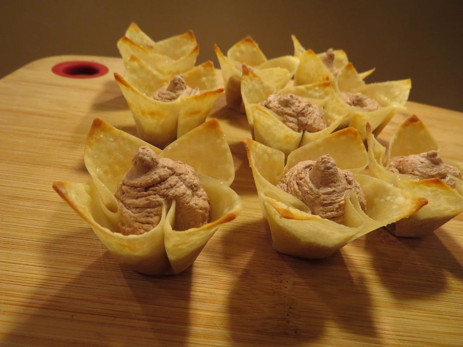 Тесто для лазаньи использую не по назначению: укладываю квадратики в форму для выпекания и заполняю шоколадным муссом
