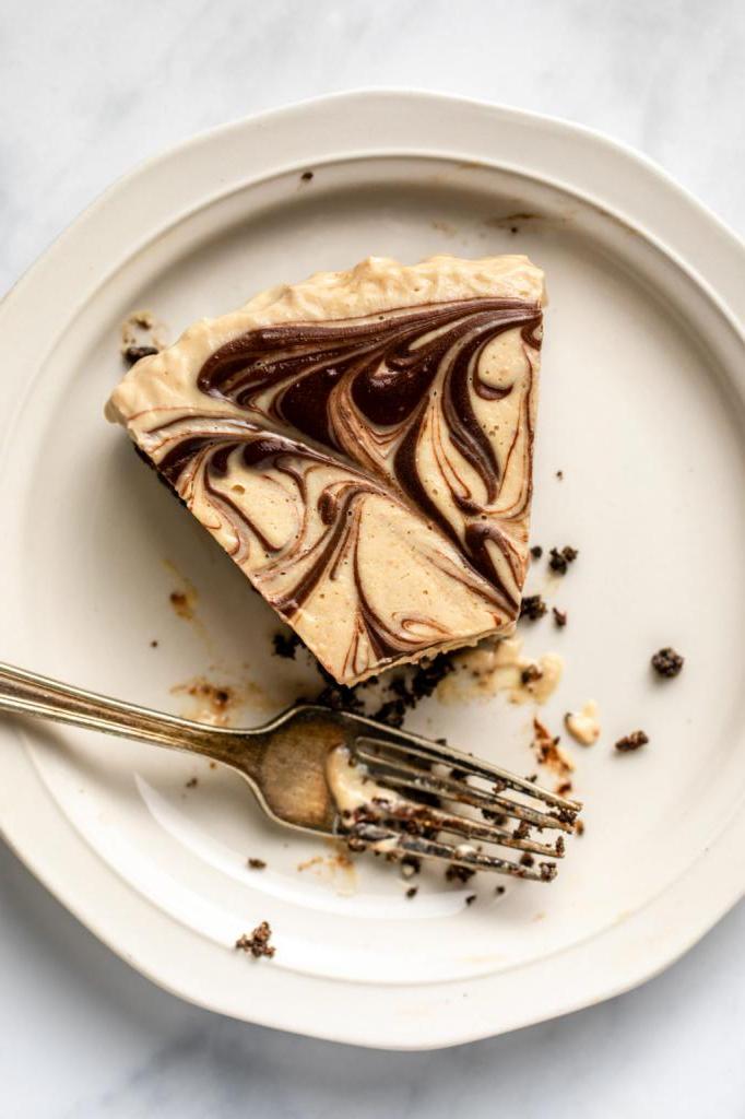 Хрустящая основа, арахисовый мусс и шоколад: восхитительно вкусный пирог без выпечки