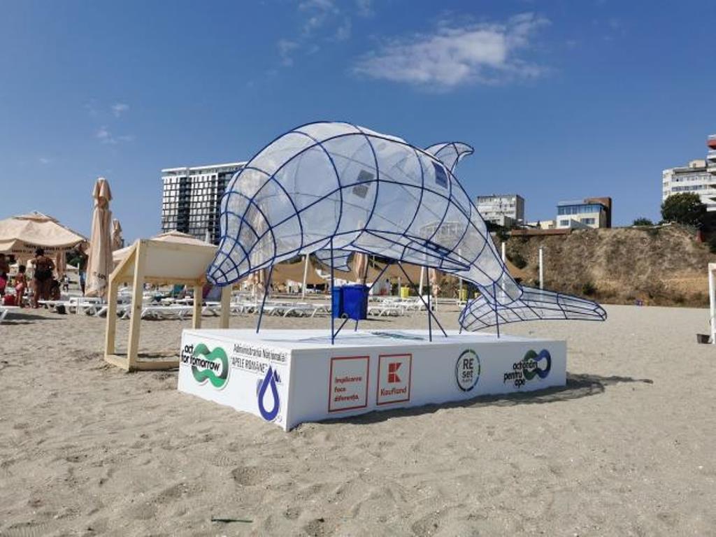 Остроумная уборка мусора: контейнеры в форме дельфинов на пляжах Румынии