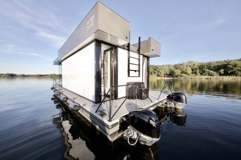 Супруги архитекторы создали небольшой домик, на котором можно путешествовать по воде (фото)
