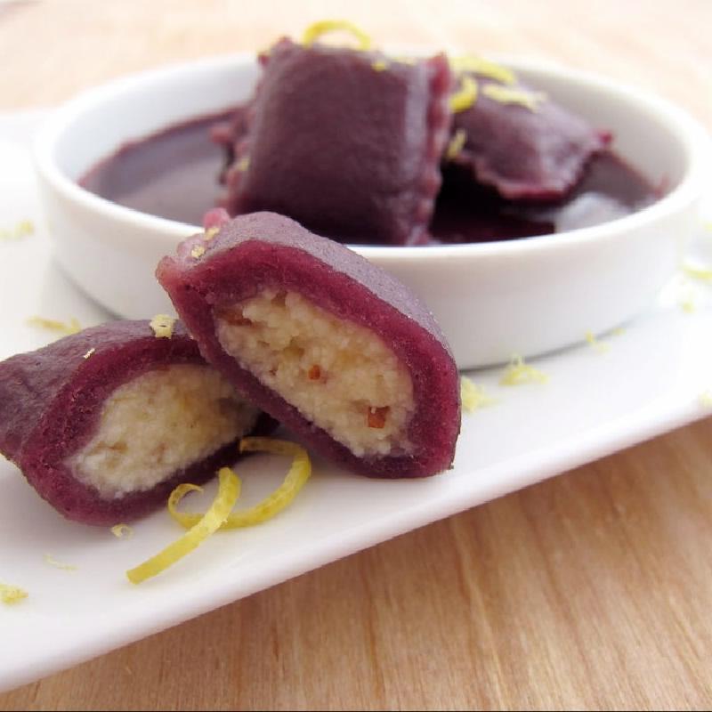 Фиолетовые равиоли с лимоном и сыром рикотта: необычный вид удивит гостей, а вкус заставит влюбиться в блюдо