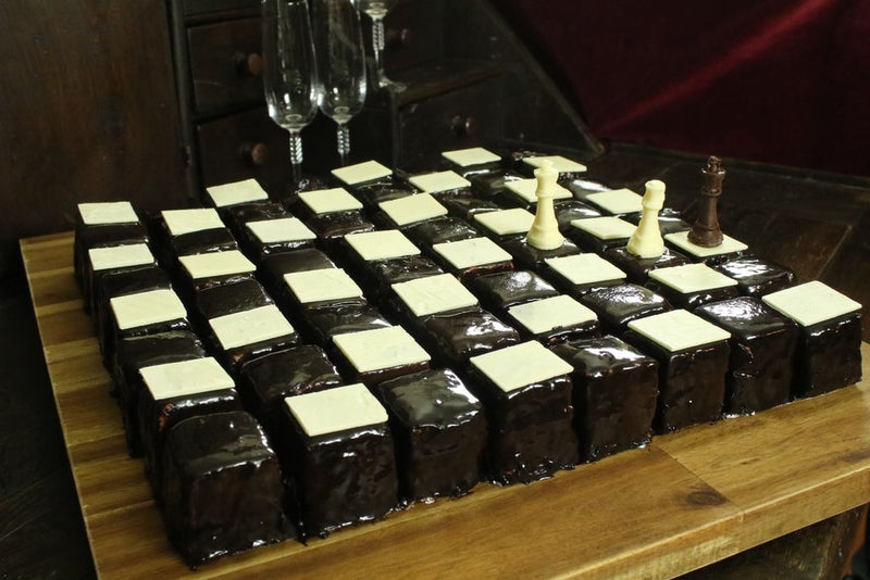 Лакомство для настоящих ценителей игры в шахматы: необычный торт в виде большой шахматной доски