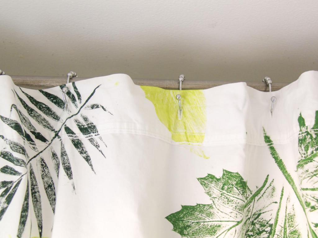 Сама сделала штору для душевой, штампованную листьями: фото