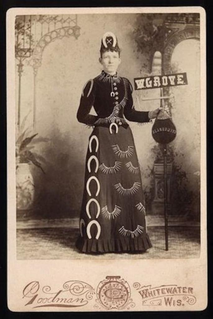 Странная реклама XIX века. Платья фотомоделей украшались разными товарами: от канцелярских до хлебобулочных изделий (фото)