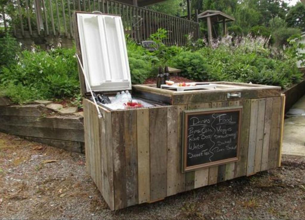 Вот почему не стоит выбрасывать сломанную технику: мужчина превратил старый холодильник в стильный бар на заднем дворе