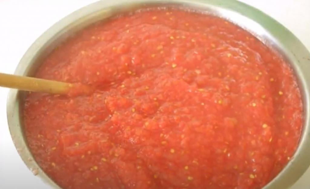 Острый соус из томатов - отличное дополнение к мясу. Готовлю его без варки