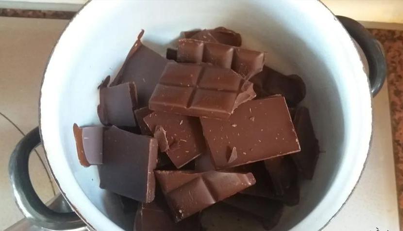 Растопить плитку шоколада. Перетопить шоколадку. Посуда для растопки шоколада. Темный шоколад растопить и вырезать домики. Шоколад для растапливания купить