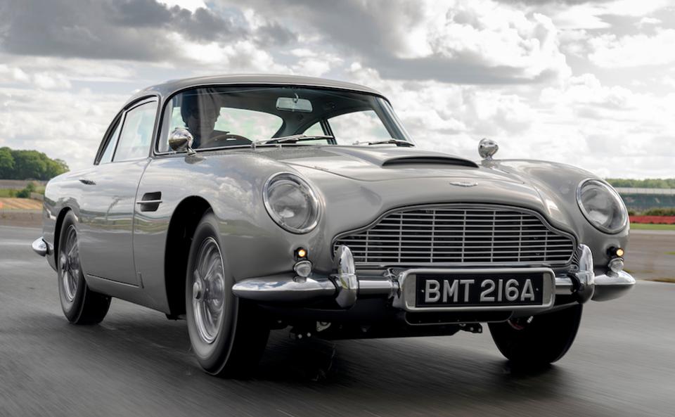 Точные копии автомобиля Джеймса Бонда Aston Martin DB5 с вращающимися номерными знаками и декоративными пулеметами будут доступны по предварительным заказам