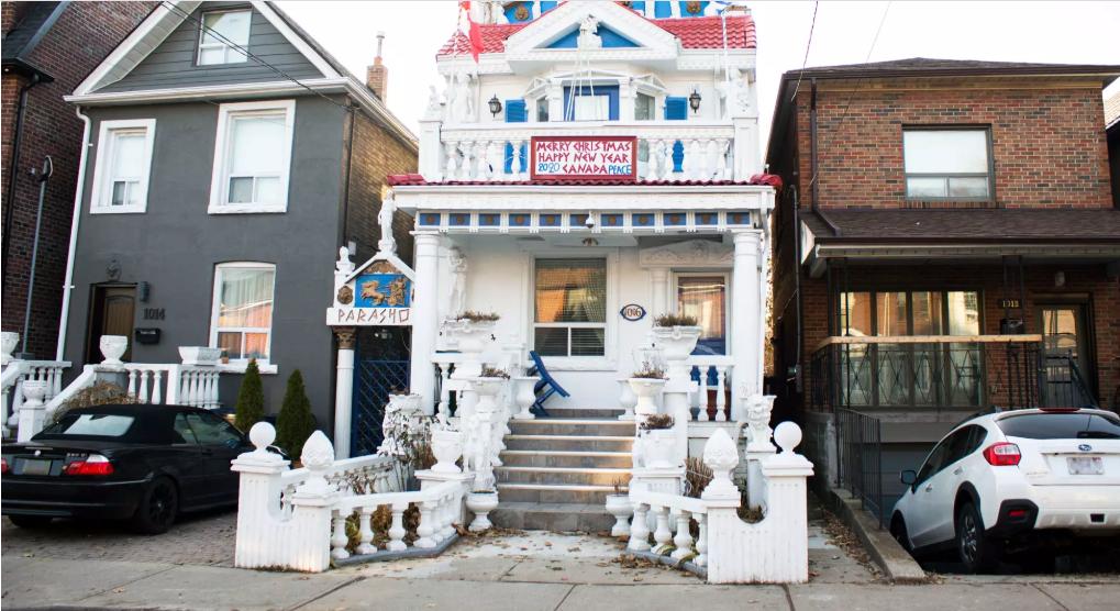 «Греческий дом» в Торонто: это здание странной архитектуры восхищает и сбивает с толку прохожих