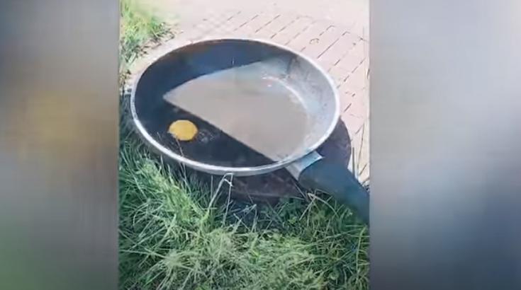 Мужчина вынес сковороду на палящее солнце и разбил в нее яйцо (видео)