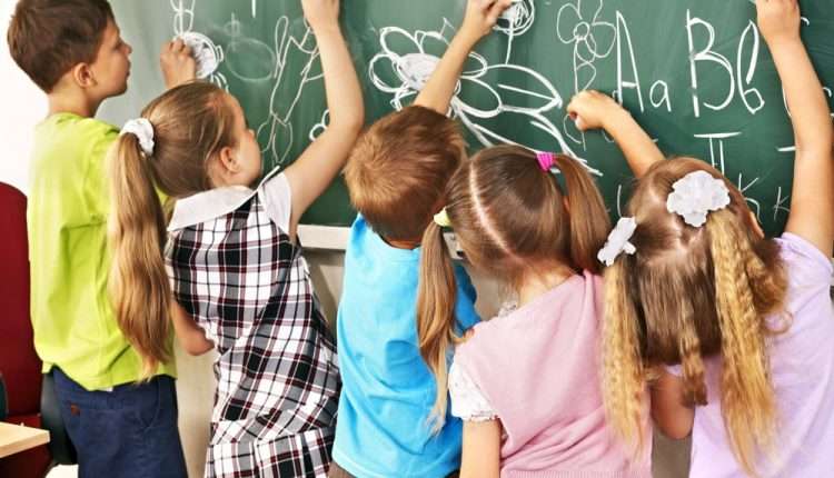 Психолог объясняет, почему все таки детям надо ходить в школу:  При общении только со взрослыми возникает опасная асимметрия 