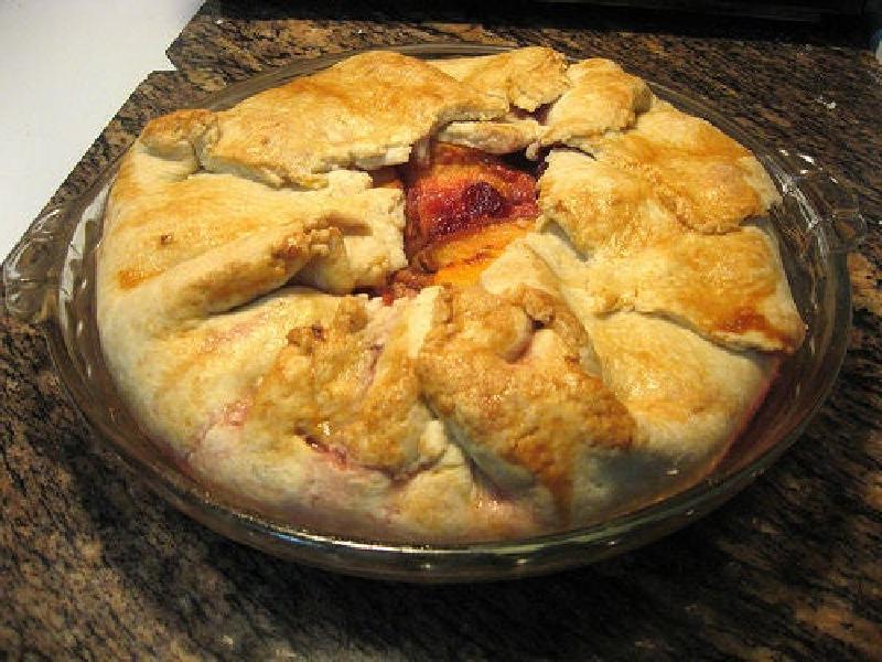 Летний пирог по рецепту моей бабушки: в качестве начинки использую персики и малину