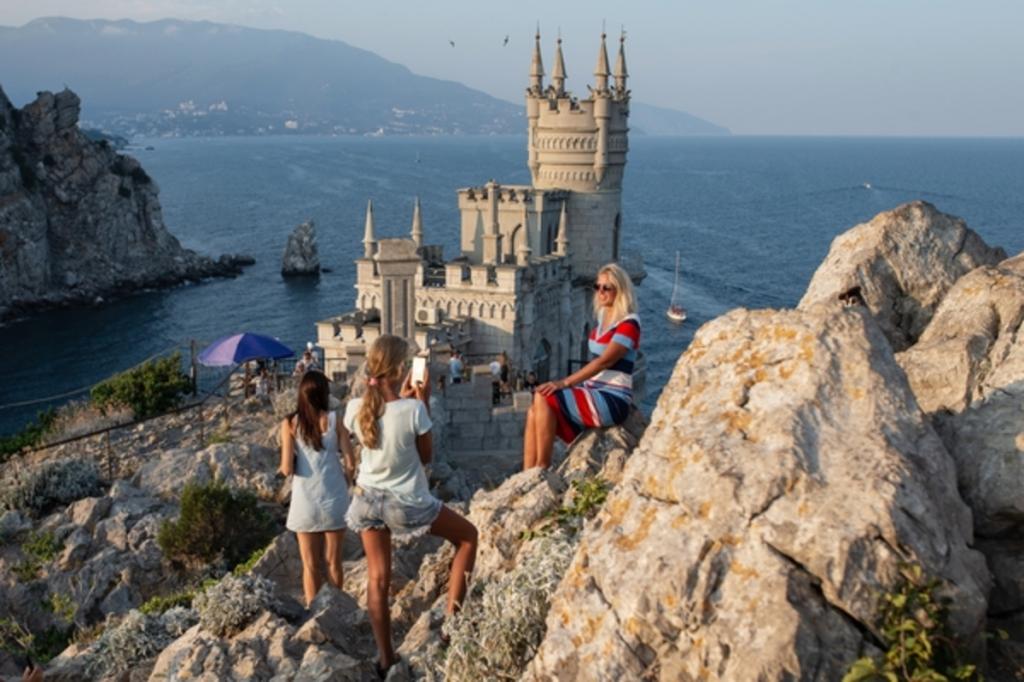  Пока сложно понять, бронировать сейчас или лучше подождать : эксперты назвали среднюю стоимость самостоятельного путешествия в Крым