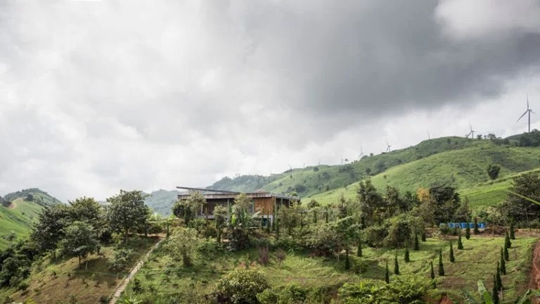 В доме из бамбука и бетона в лесах Таиланда не подведено ни электричество, ни водопровод: проект был разработан вокруг концепции создания 