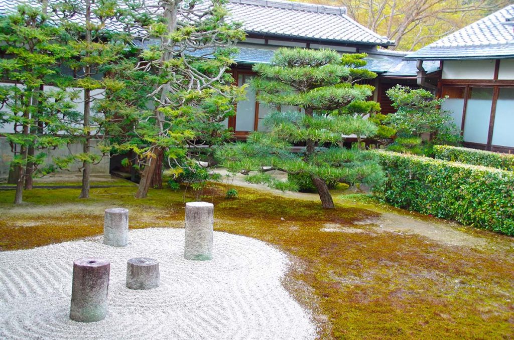 Хотите чего то особенного на своем участке? Дизайнеры предлагают каре сансуи, замечательные японские сады из натурального камня