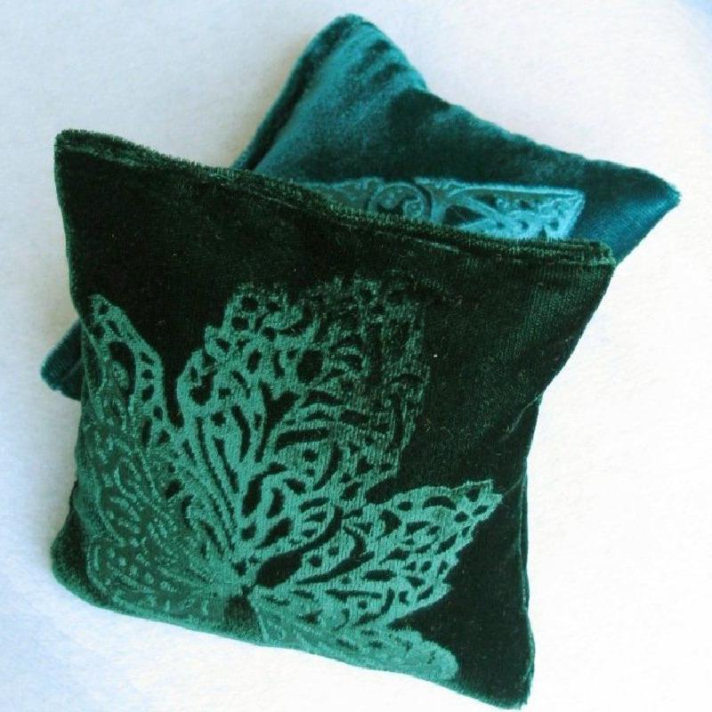 В качестве подарка или яркого украшения для комнаты: мастерим бархатные мешочки с ароматными травами
