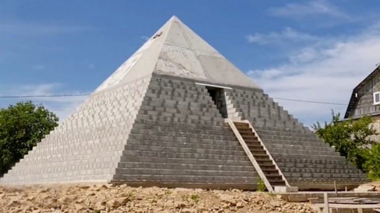 Семейная пара построила под Петербургом уменьшенную копию пирамиды Хеопса