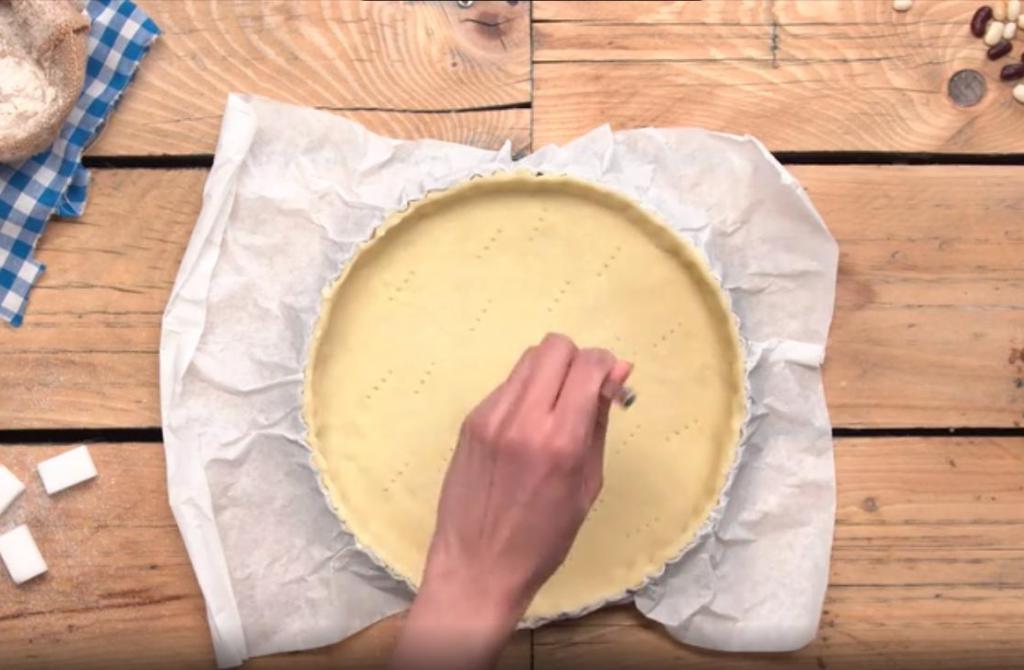 Подруга научила печь карамельный торт из блинов, выложенных спиральками (рецепт)