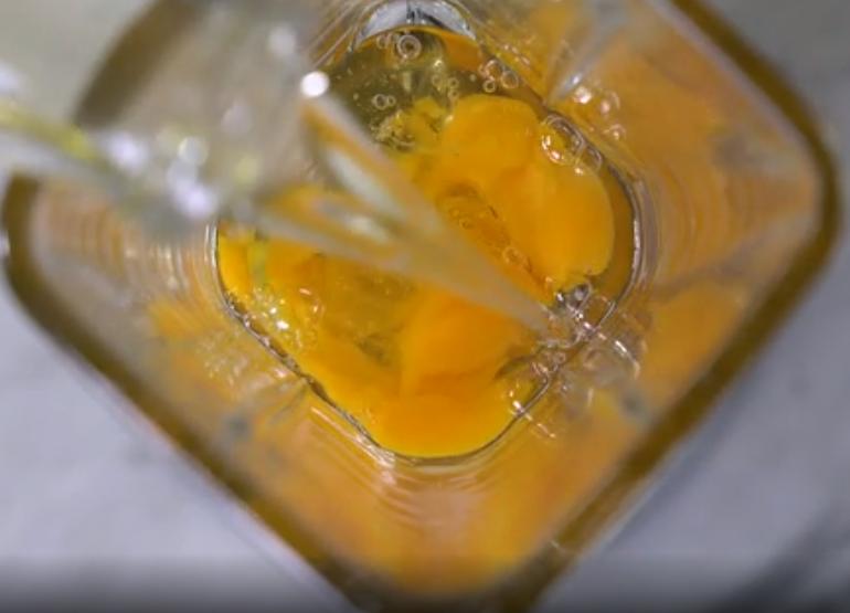 Стакан воды и стакан подсолнечного масла. Растительное масло в стакане. Подсолнечное масло с апельсином. Пол стакана масла подсолнечного. Четверть стакана масла подсолнечного.