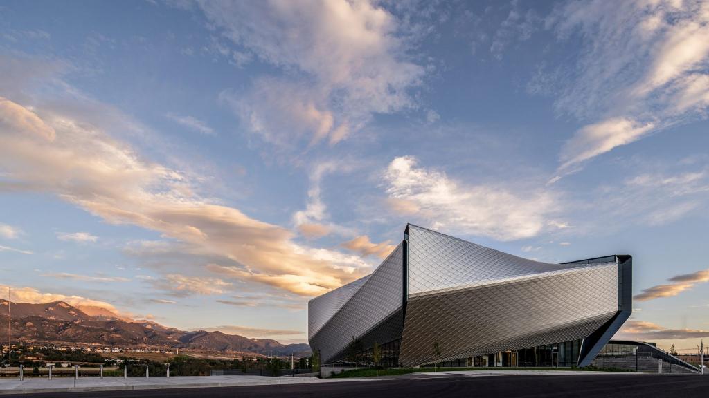 Архитекторы  завернули  Музей олимпийских и паралимпийских игр США в алюминиевые чешуйки