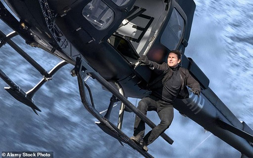 Свои привычки: Том Круз припарковал вертолет в гольф-клубе Лондона, чтобы перекусить