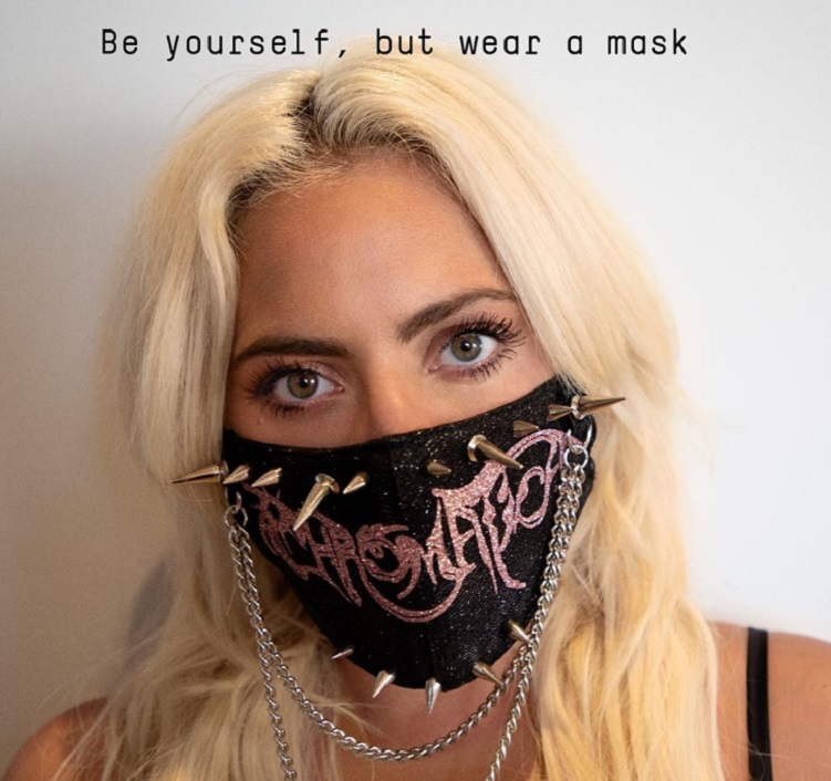 Оставайся собой, но носи маску: Леди Гага начинает социальную кампанию, чтобы поощрить использование масок