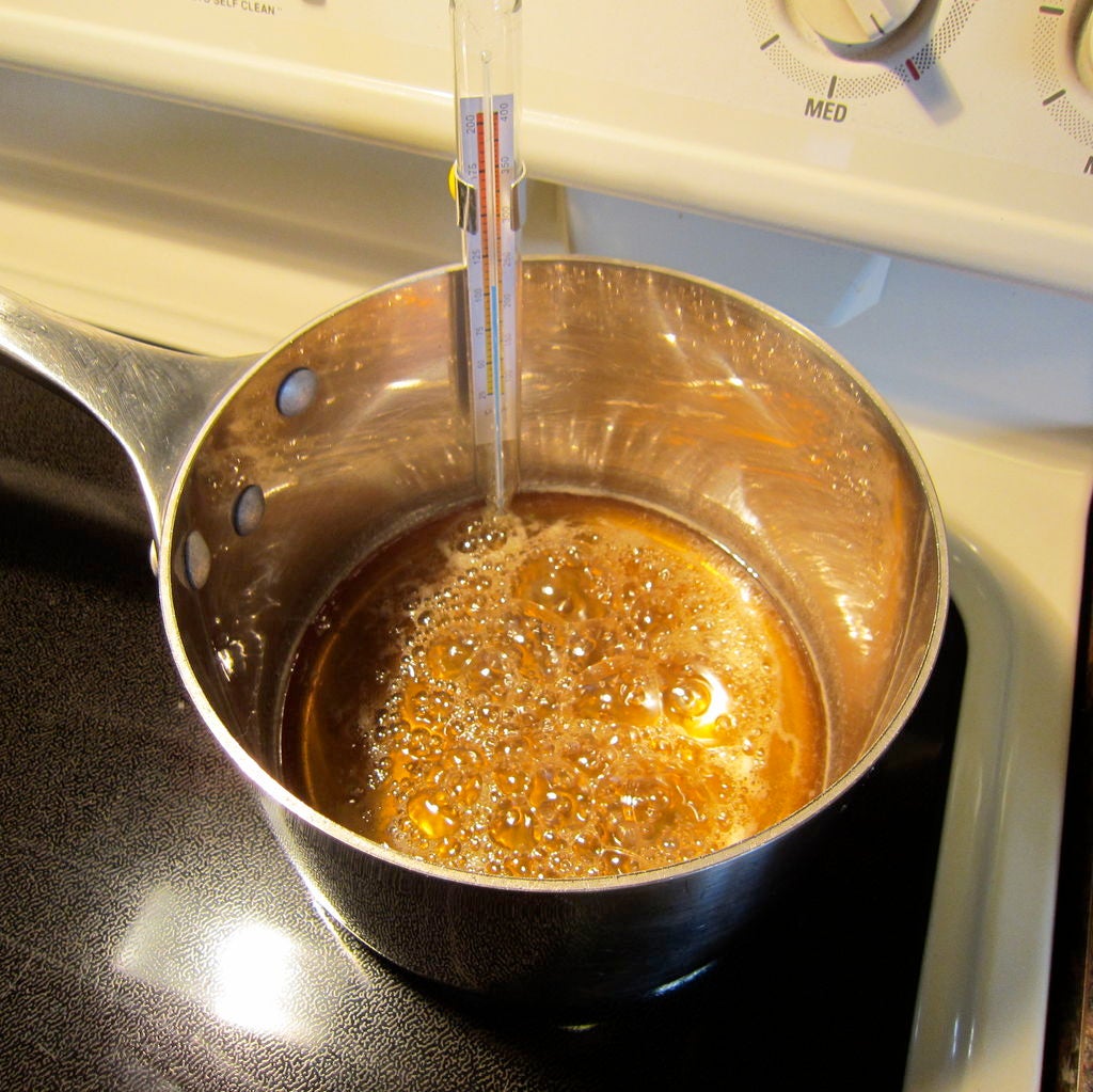 Приготовление медной воды. Приготовление карамели. Карамель из меда. Мед из сахара. Пористая карамель из меда.