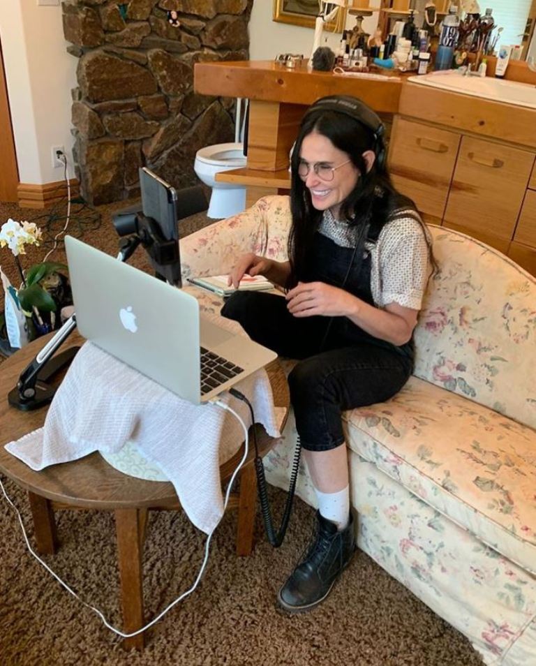 Все обсуждают Деми Мур: она опубликовала фото себя на диване с ноутбуком. И все бы ничего, если бы это не оказалось ванной комнатой