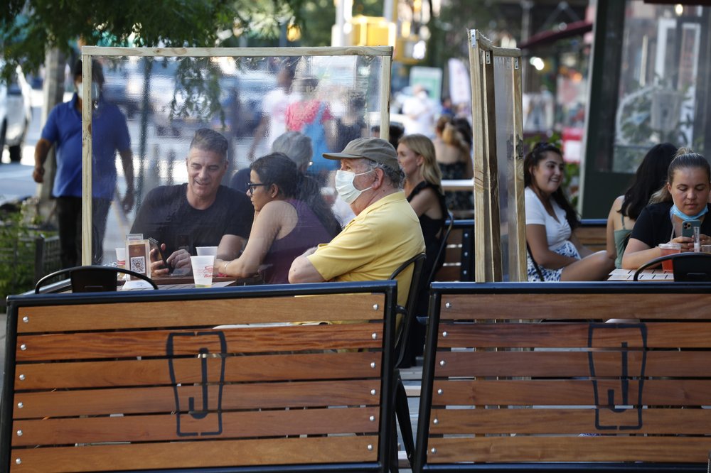 Вокруг Нью Йорка: уличные рестораны города сегодня открылись, и беззаботным клиентам это нравится (фото)